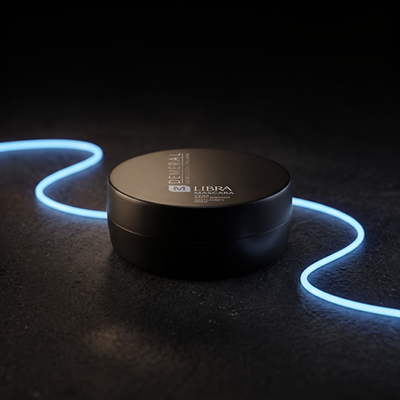 immagine prodotto Libra, vaso nero con elementi azzurri. Poggia su sfondo nero con neon azzurri
